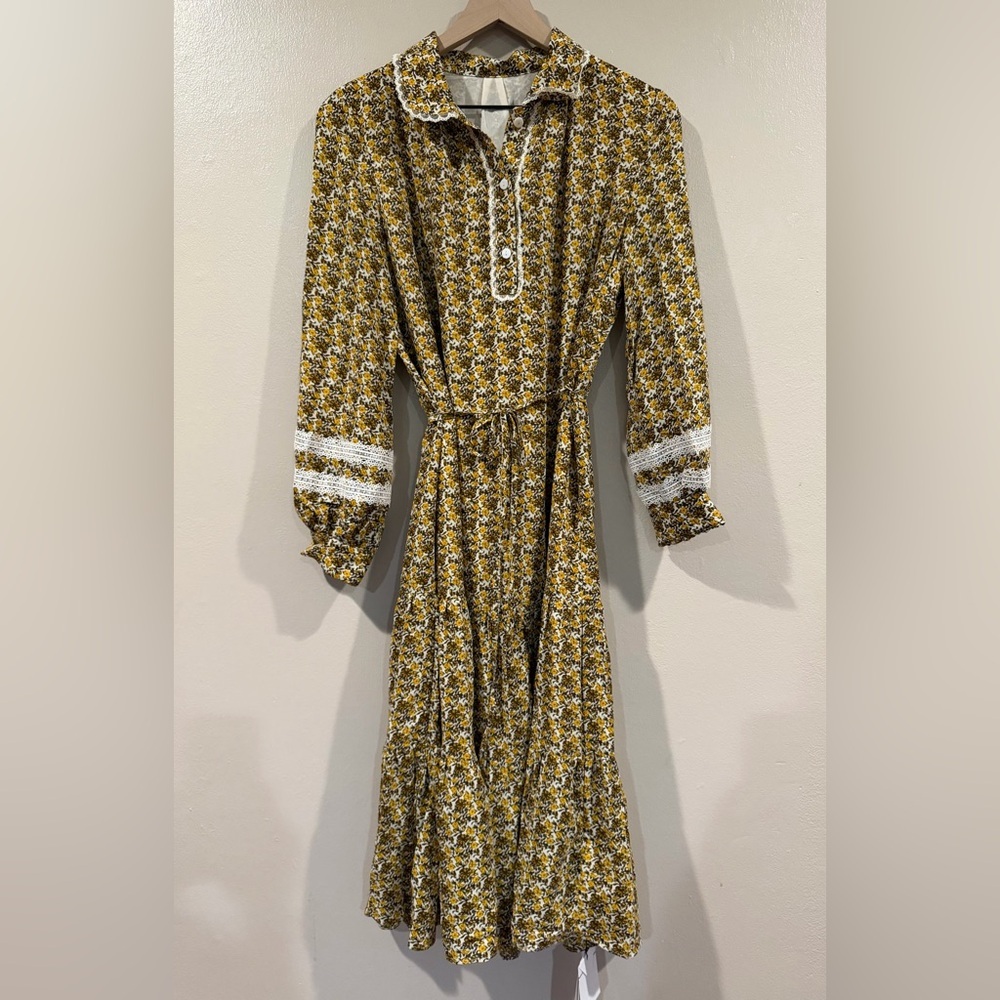 NWT Women’s Floral Yellow Dress with Lace Accents Size Medium / Large